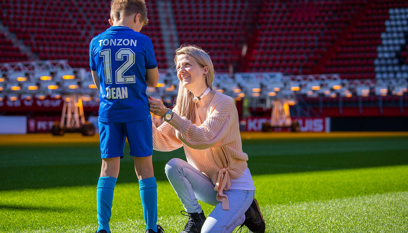 Tracheotomierte Frau mit ihrem Sohn beim Fußballtraining
