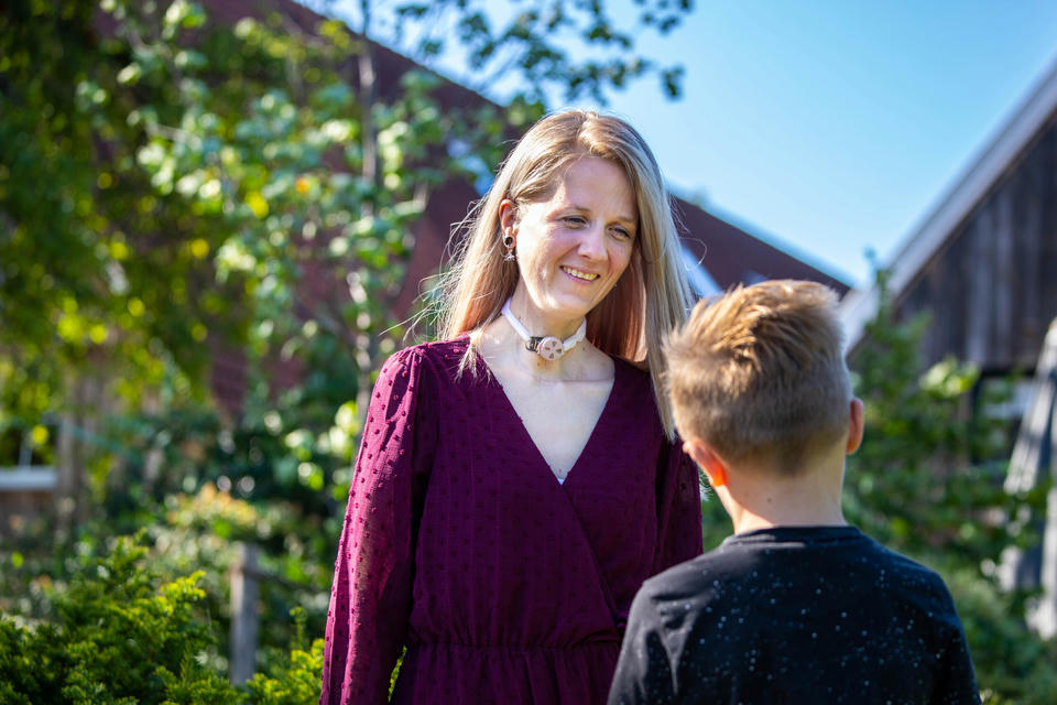 living-with-trachoestomy-woman-outside-with-child